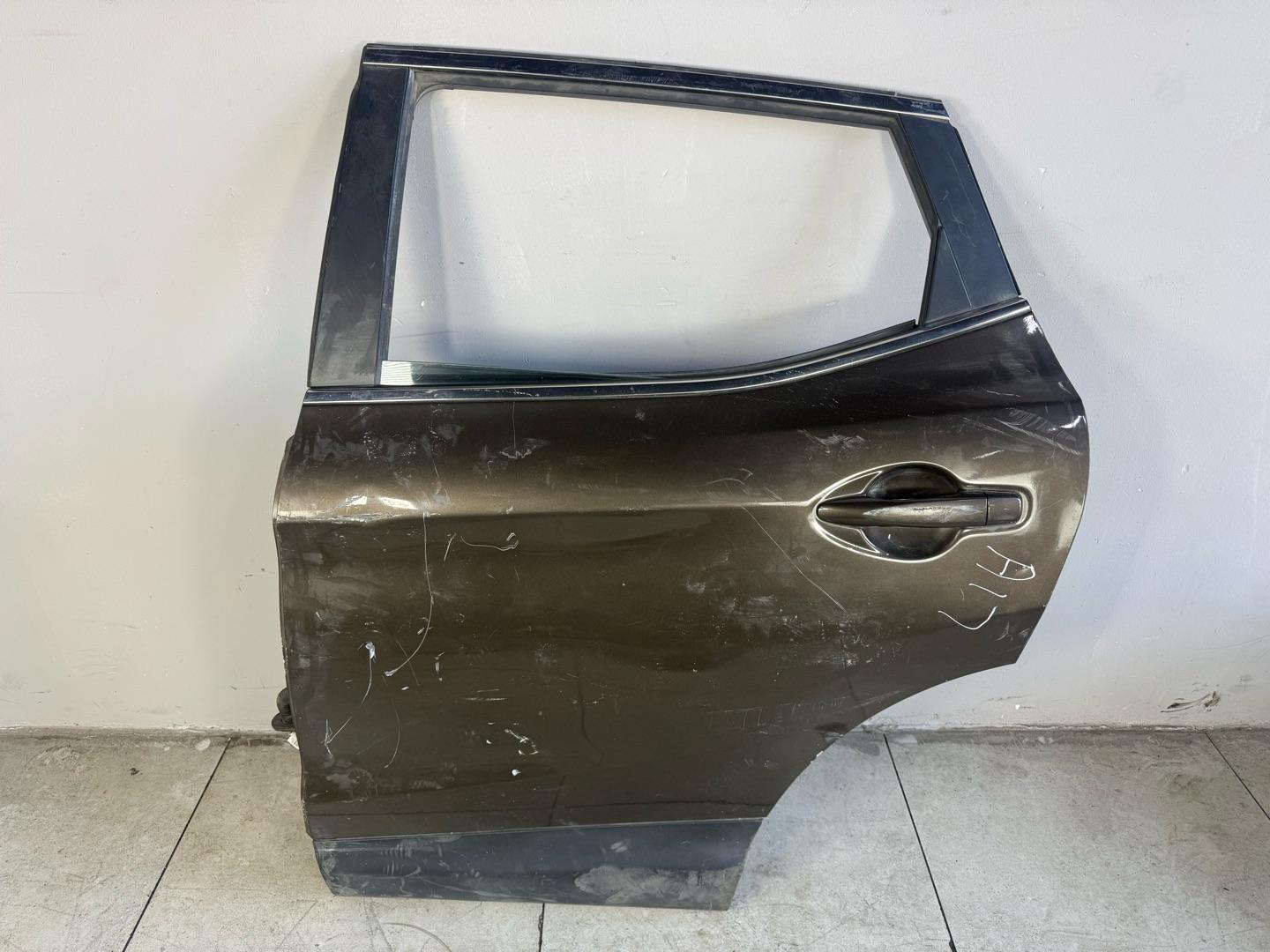 Дверь Nissan Qashqai J11 2013-2021 задняя левая (контракт) под ремонт Марка: NissanМодель: QashqaiГод: 2013-2021Кузов: J11Номер и производитель: H2101BM9MB NissanКросс-номера: H2101-BM9MA,  H2101BM9AB