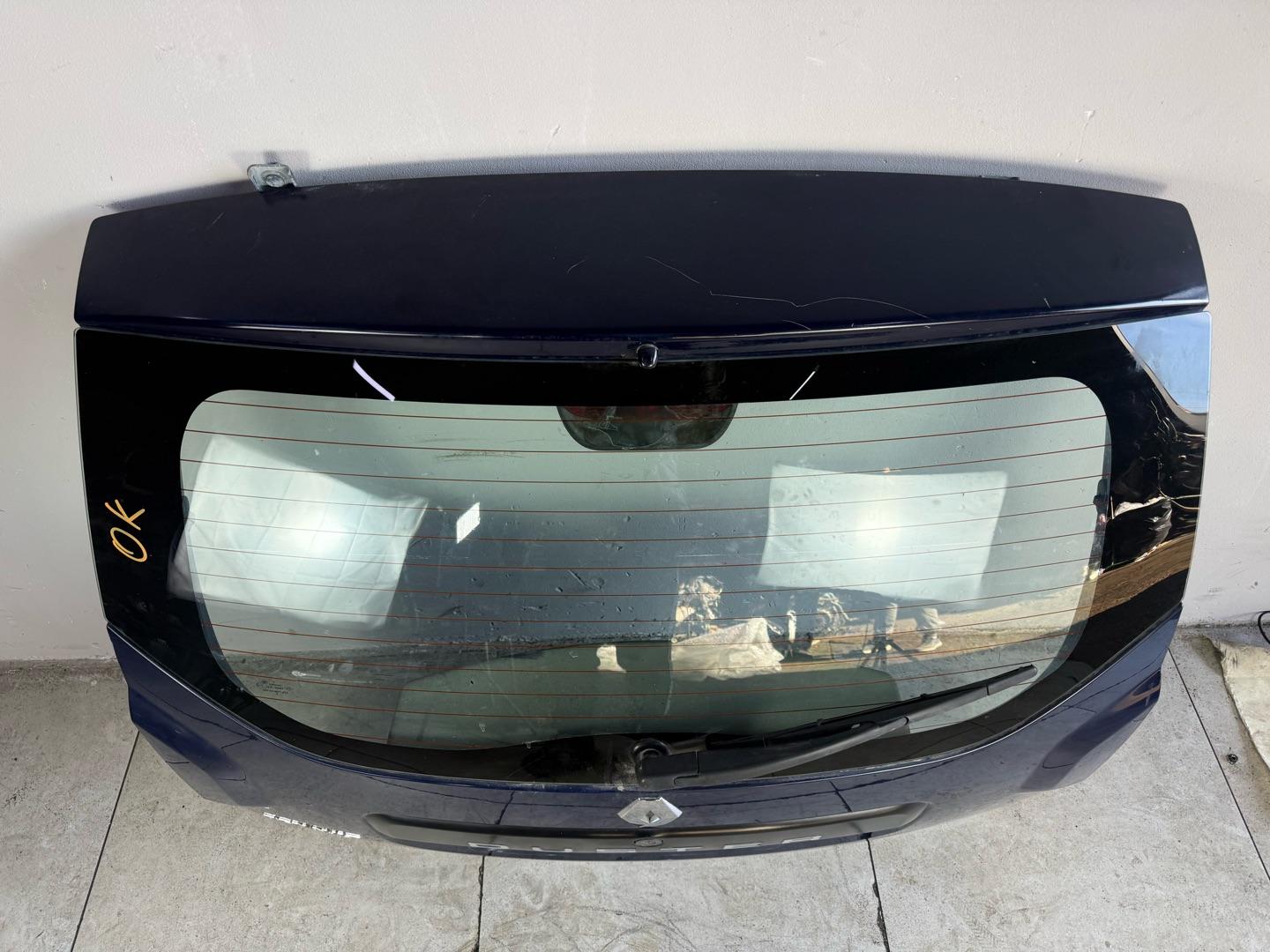 КРЫШКА БАГАЖНИКА В СБОРЕ  !!!  Ориг. номер: 901001386R Производитель: RENAULT Совместимости: Renault Duster I (2010—2015),  Renault Duster I рестайлинг (2015—2021)