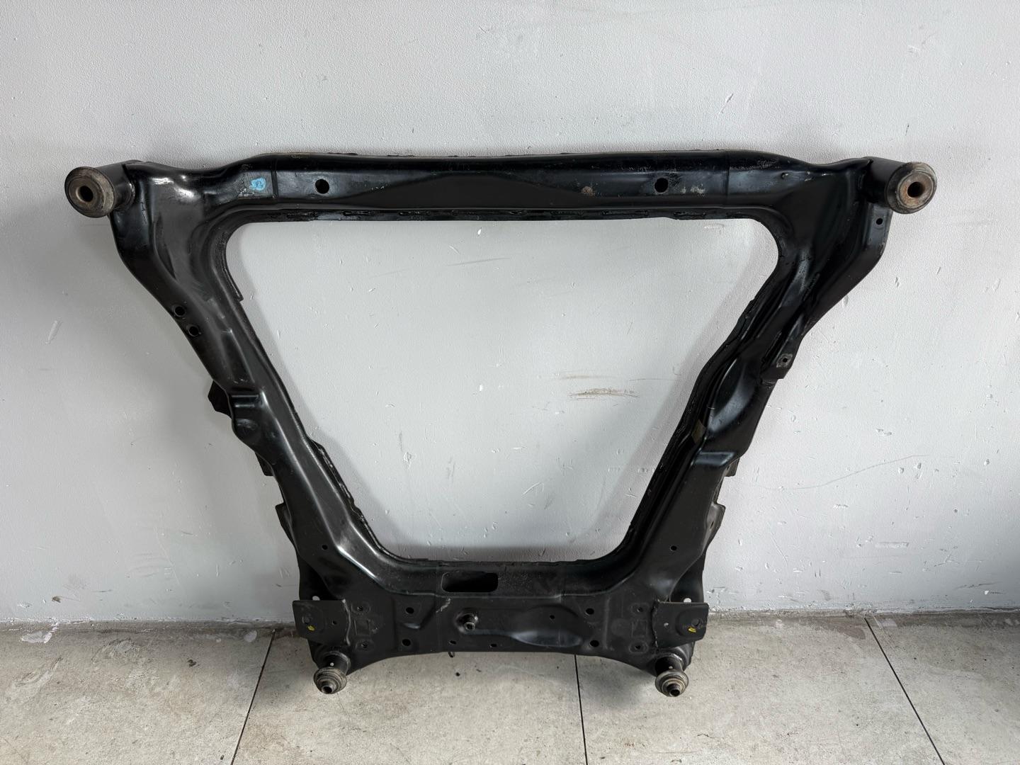 Подрамник Nissan XTrail T31 QR25DE 2007-2015 передний (контракт)Марка: NissanМодель: XTrailГод: 2007-2015Кузов: T31Двигатель: QR25DEНомер и производитель: 54400-JG31B NissanОригинальная балка (подрамник передний). Nissan X-trail T31 MR20 (2.0 литра)Nissan