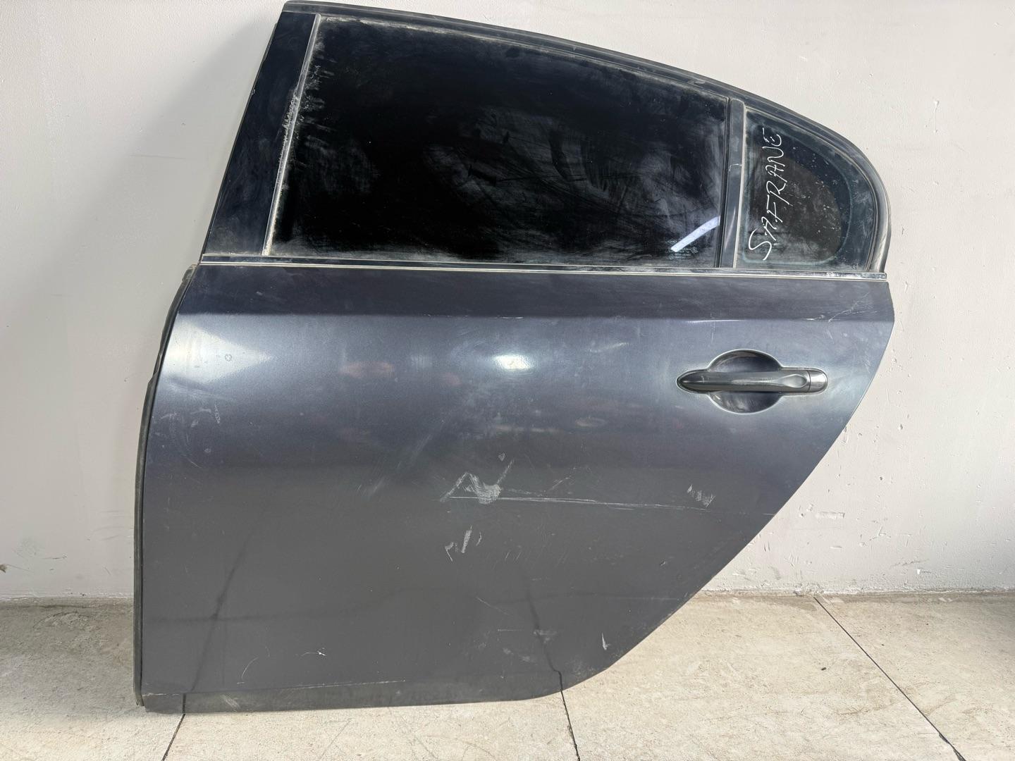 Дверь Renault Latitude 2.0 2013 задняя левая (б/у)ВСБОРЕ Марка: RenaultМодель: LatitudeГод: 2013Двигатель: 2.0Номер и производитель: 821013087R Renault  Renault Latitude 1 поколение 2010 - 2015 (L70) Латитюд Латитьюд