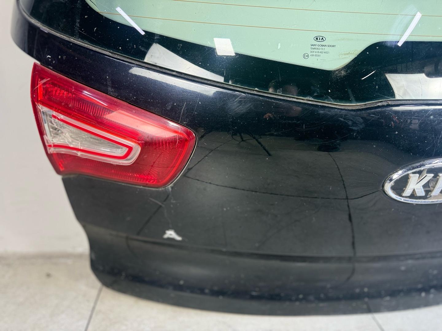 Крышка багажника  Kia Sportage 3 (б/у) есть дефекты смотри фото Марка: KiaМодель: SportageКузов: 3Номер и производитель: 73700-3W010 Hyundai-KIAКросс-номера: 737003w010