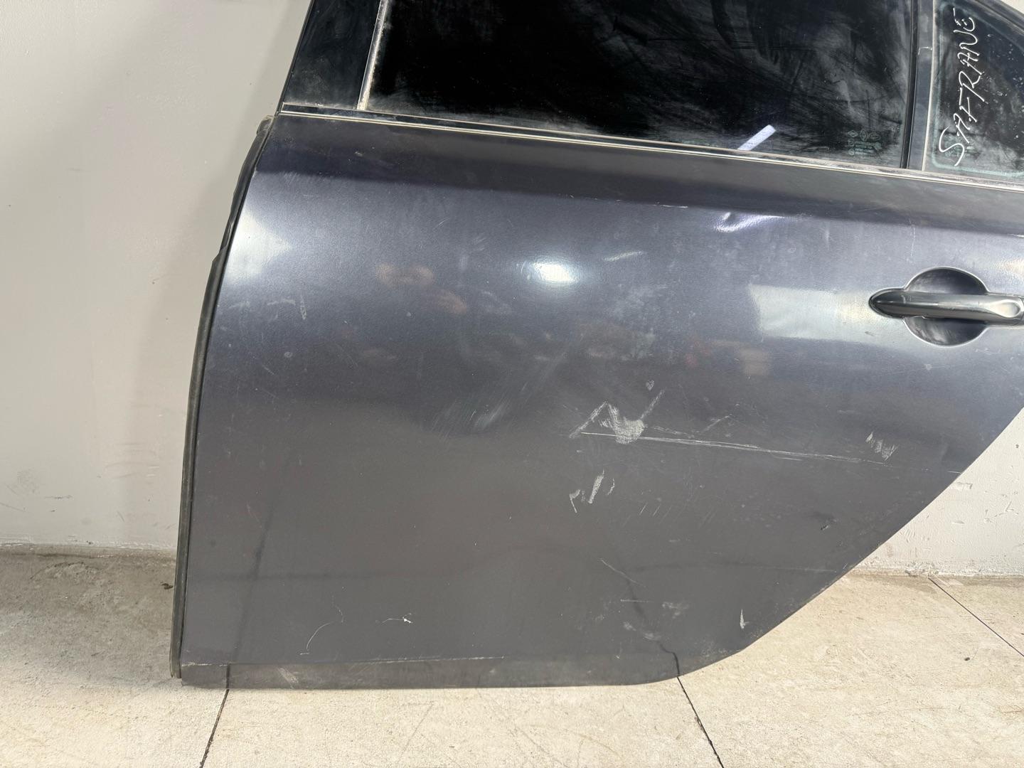 Дверь Renault Latitude 2.0 2013 задняя левая (б/у)ВСБОРЕ Марка: RenaultМодель: LatitudeГод: 2013Двигатель: 2.0Номер и производитель: 821013087R Renault  Renault Latitude 1 поколение 2010 - 2015 (L70) Латитюд Латитьюд