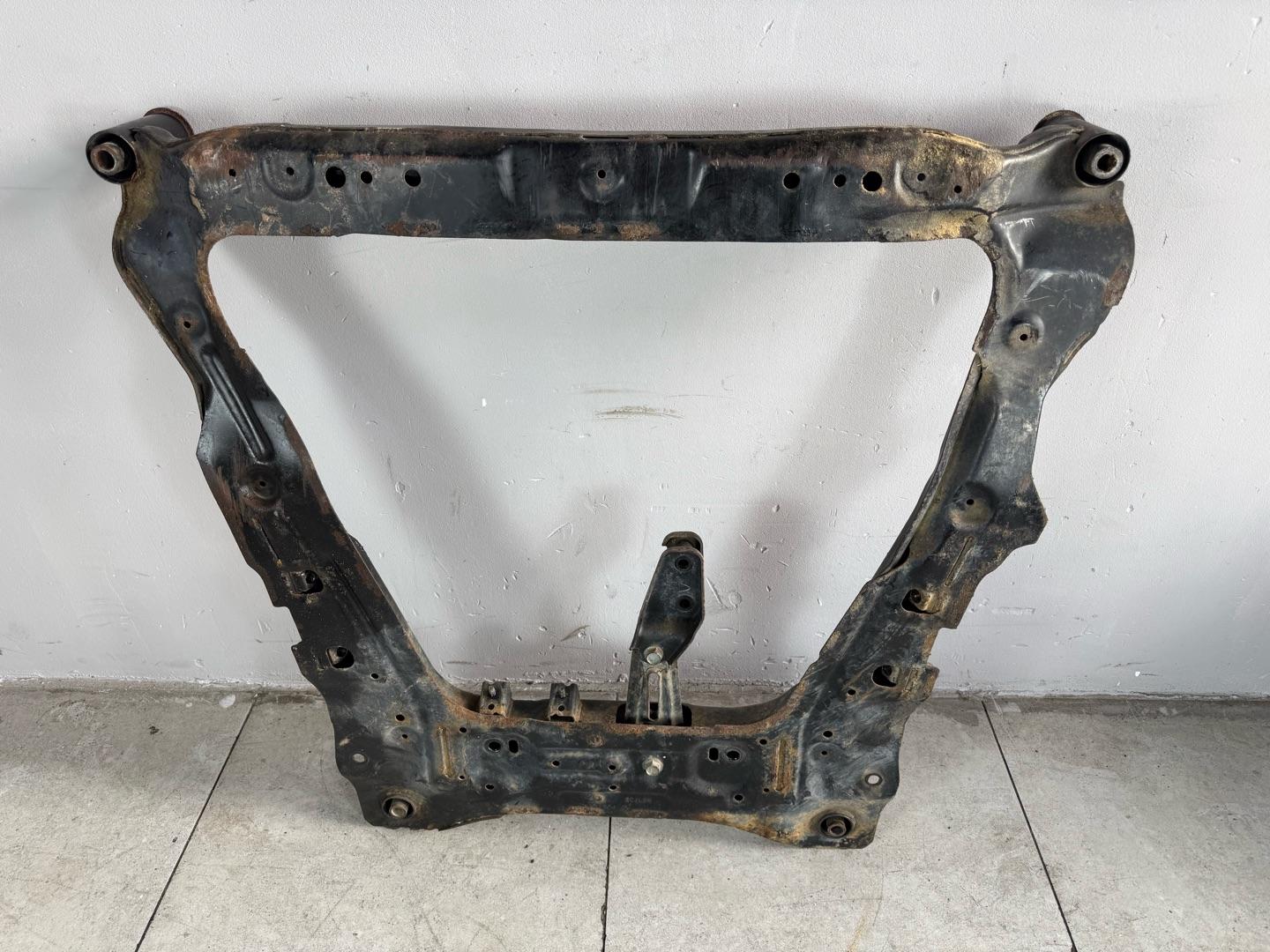 Подрамник Nissan XTrail T31 QR25DE 2007-2015 передний (контракт)Марка: NissanМодель: XTrailГод: 2007-2015Кузов: T31Двигатель: QR25DEНомер и производитель: 54400-JG31B NissanОригинальная балка (подрамник передний). Nissan X-trail T31 MR20 (2.0 литра)Nissan