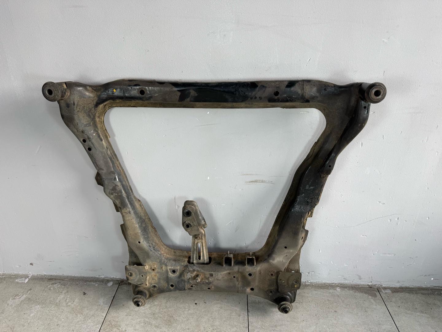 Подрамник Nissan XTrail T31 QR25DE 2007-2015 передний (контракт)Марка: NissanМодель: XTrailГод: 2007-2015Кузов: T31Двигатель: QR25DEНомер и производитель: 54400-JG31B NissanОригинальная балка (подрамник передний). Nissan X-trail T31 MR20 (2.0 литра)Nissan