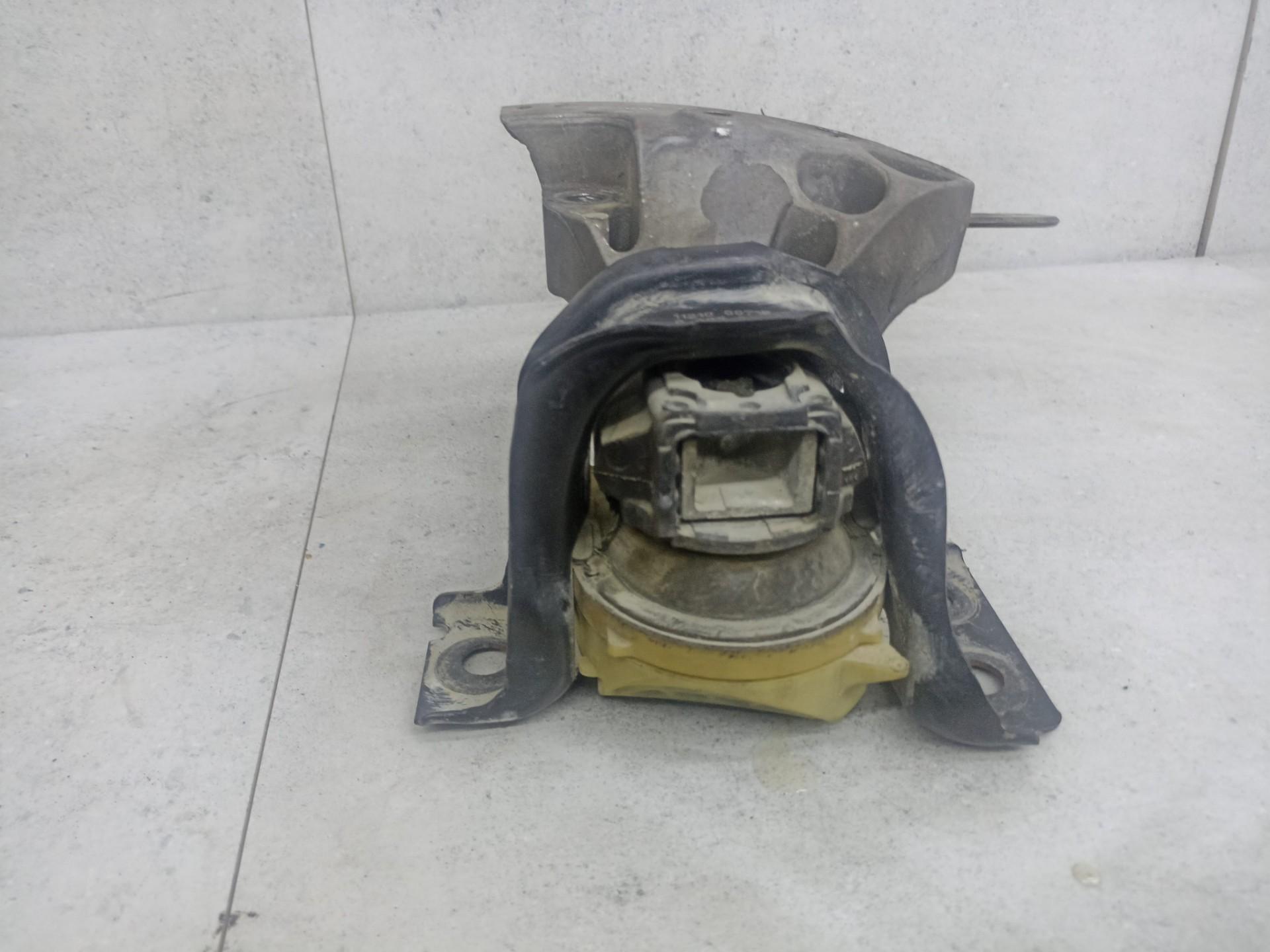 Подушка двигателя правая Renault Duster f4r