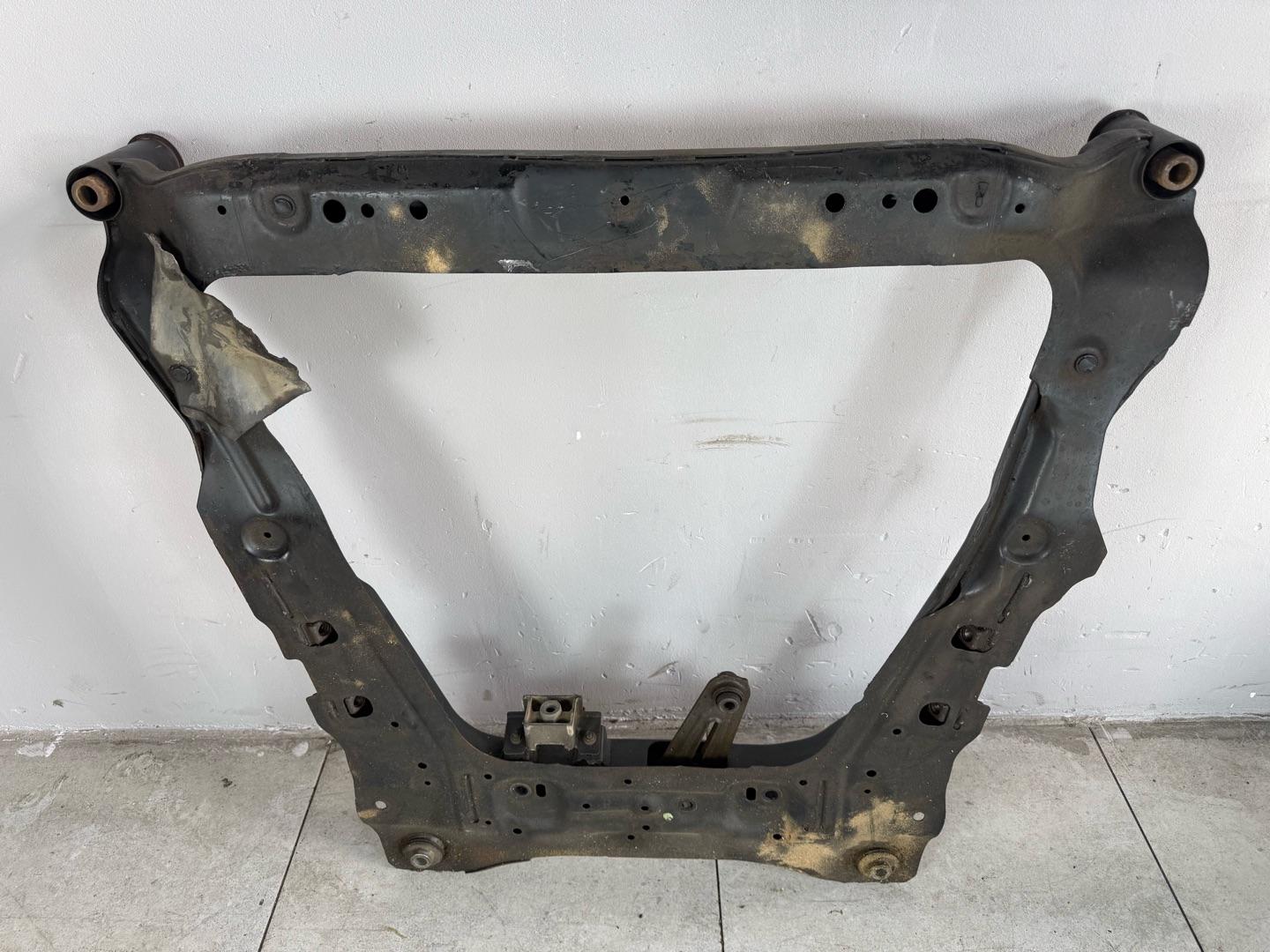Подрамник Nissan XTrail T31 QR25DE 2007-2015 передний (контракт)Марка: NissanМодель: XTrailГод: 2007-2015Кузов: T31Двигатель: QR25DEНомер и производитель: 54400-JG31B NissanОригинальная балка (подрамник передний). Nissan X-trail T31 MR20 (2.0 литра)Nissan