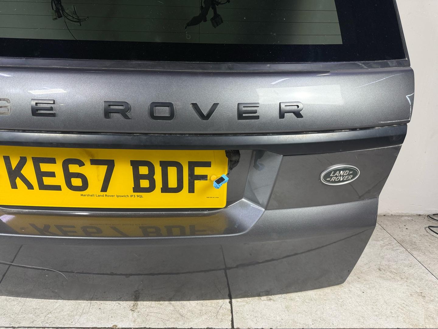 Крышка багажника Range Rover Sport L494 2013+ (б/у) в сборе без замка и камеры Марка: RANGE ROVERМодель: SPORT Год: 2013+Кузов: L494 LR044396Номер и производитель: LR044396 RANGE ROVERКросс-номера: DPLA40010AE8LML LR055919 DPLA40010AF8LML LR079300 GK62400