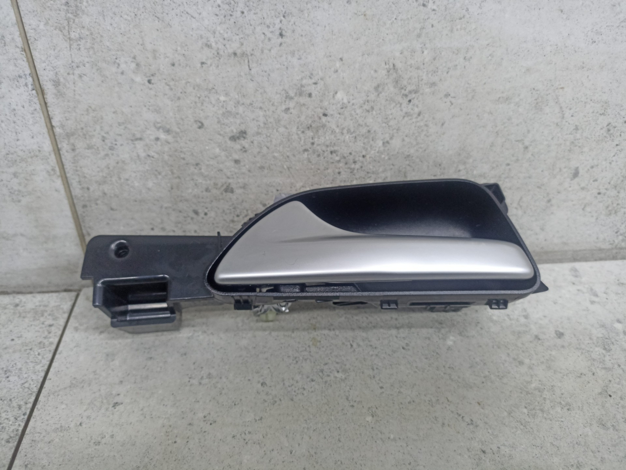 ручка внутренняя передняя левая Mercedes-Benz GLE W166 (2015 - 2018), A1667600561 - фото №1