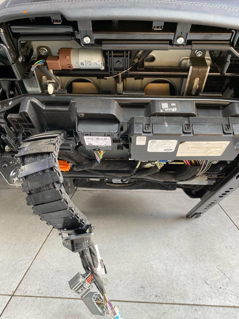 Комплект сидений Range Rover Sport 2 L494 2013-2022 Комплект сидений черная перфарированная кожа (Вентиляция,  подогрев) 2018г. для Ленд Ровер Рендж Ровер Спорт SPORT II,  оригинал,  б/у в хорошем состоянии.   Подходит для кузова: —Land Rover Range Rover 