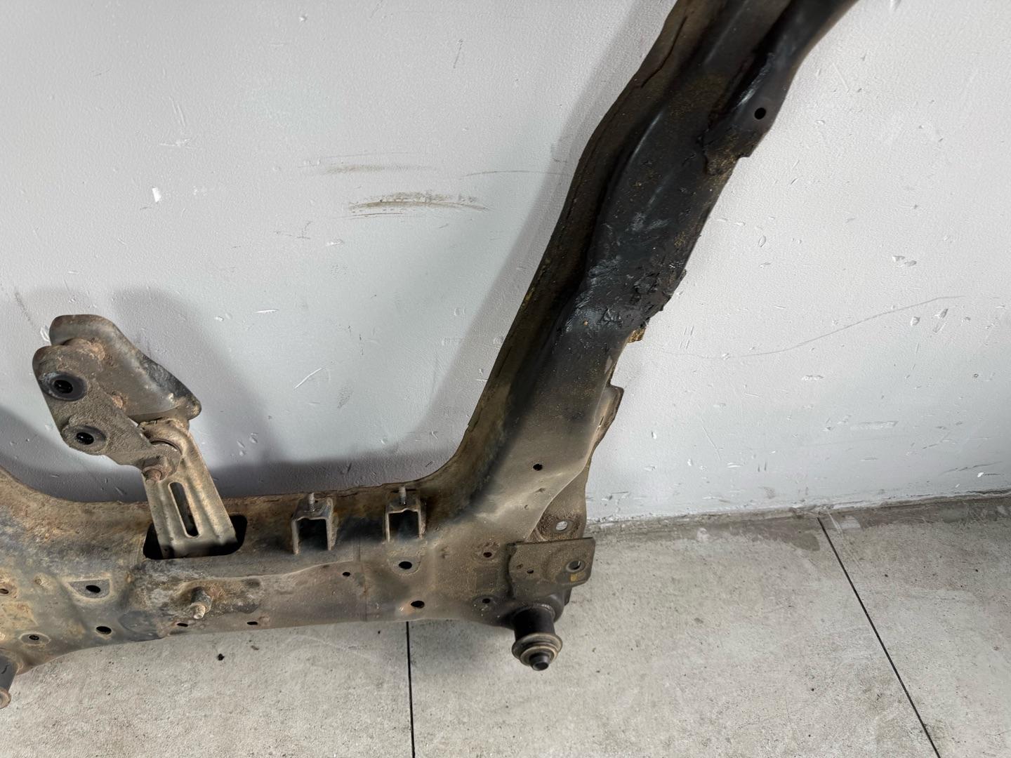 Подрамник Nissan XTrail T31 QR25DE 2007-2015 передний (контракт)Марка: NissanМодель: XTrailГод: 2007-2015Кузов: T31Двигатель: QR25DEНомер и производитель: 54400-JG31B NissanОригинальная балка (подрамник передний). Nissan X-trail T31 MR20 (2.0 литра)Nissan
