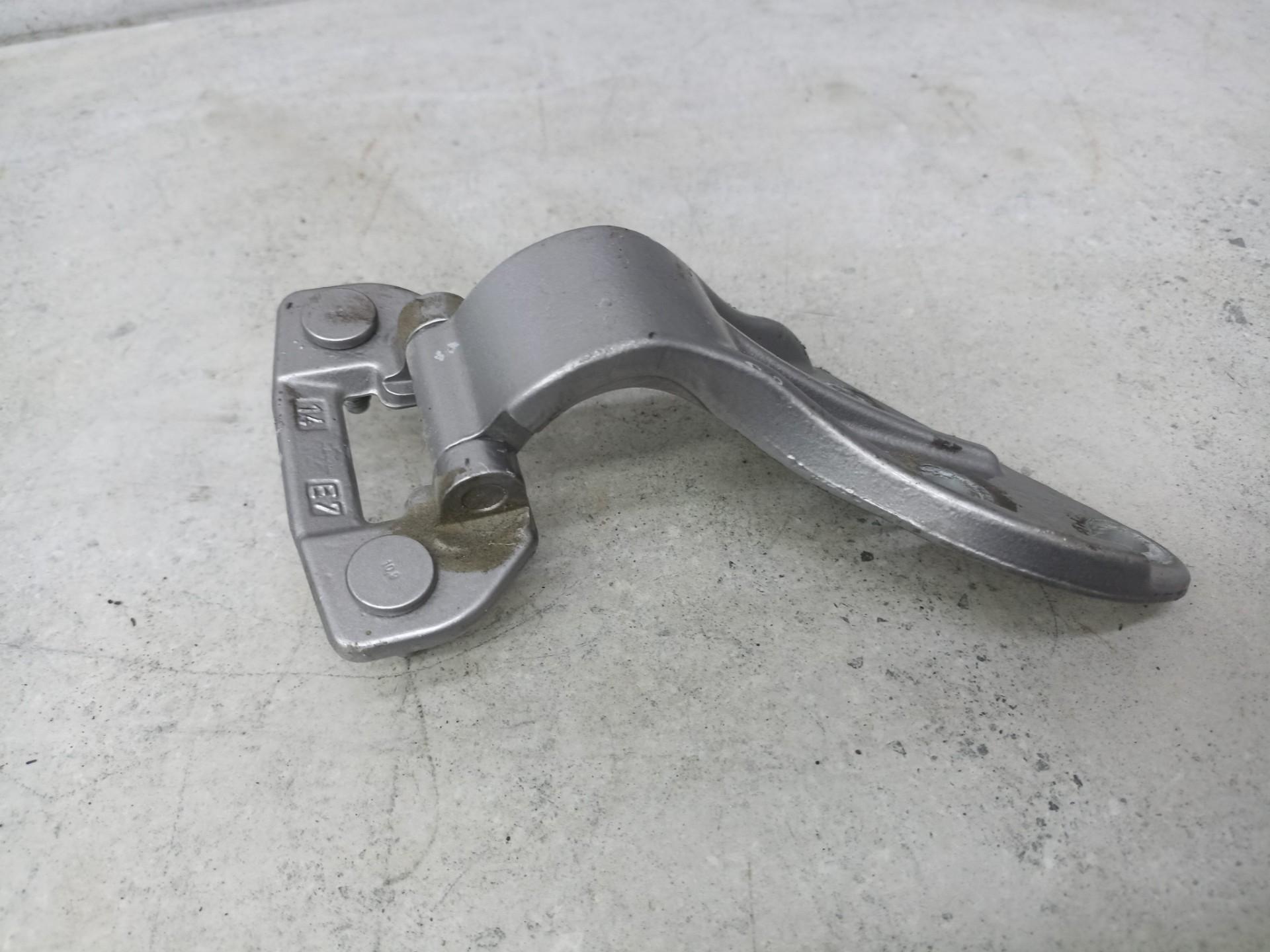 Петля багажника правая Mercedes M W164