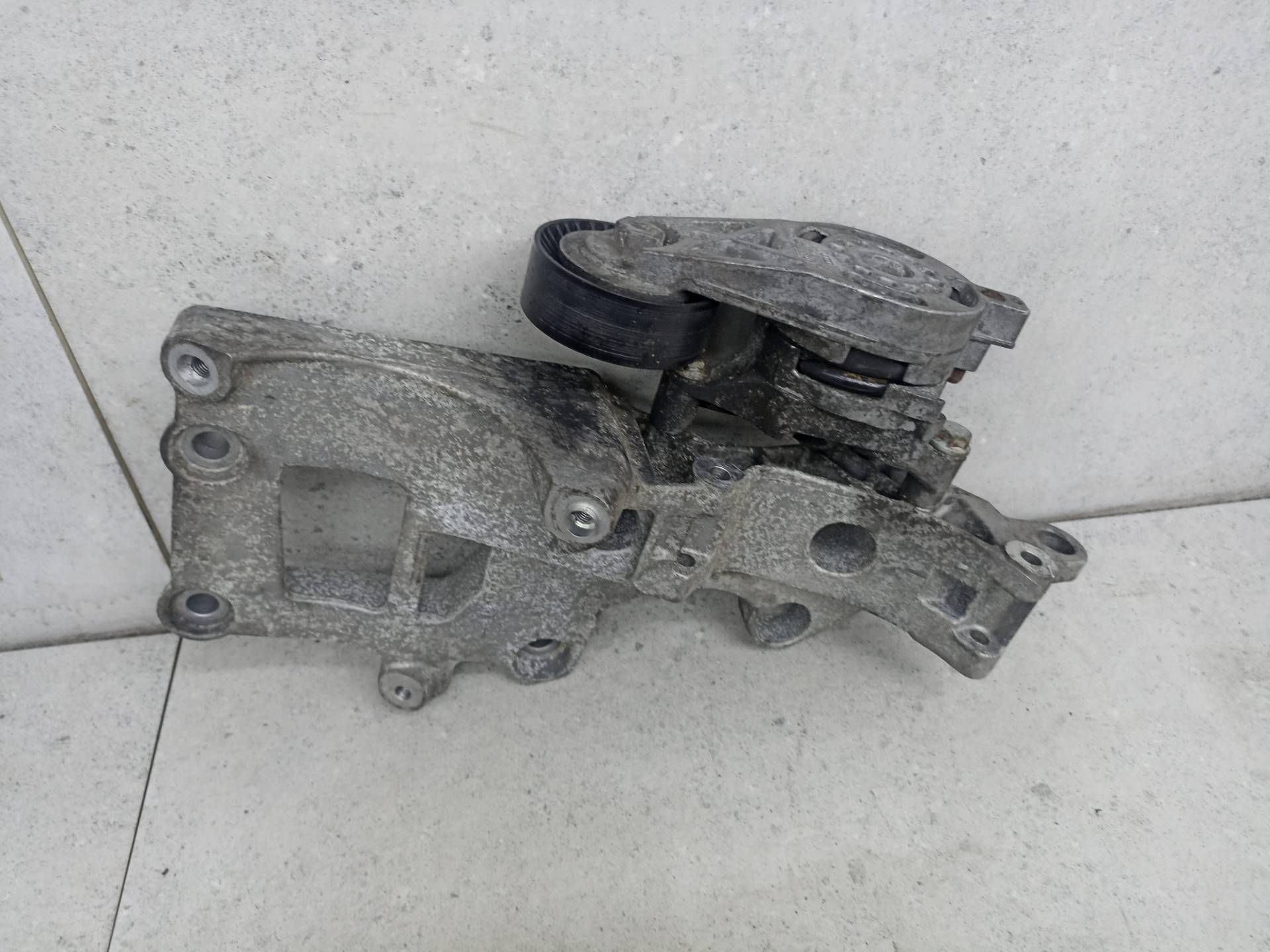 Кронштейн генератора VW Passat B6 golf 6 Audi A3 8p tt