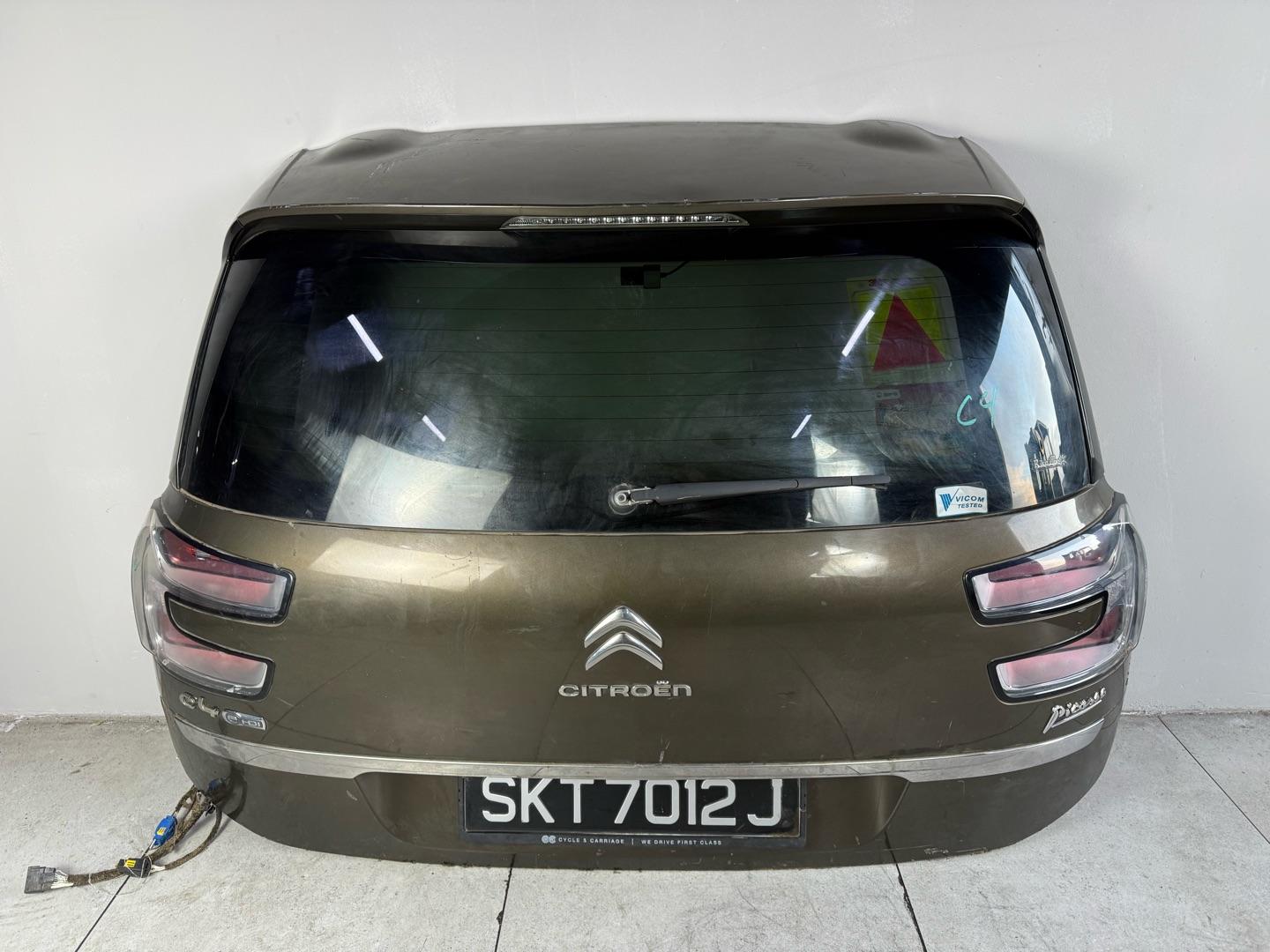 Крышка багажника Citroen C4 Picasso Grand 2015 (контракт)Марка: CitroenМодель: C4 Picasso GrandГод: 2015Номер и производитель: 1609401680 Peugeot / CitroenКросс-номера: 1609402680,  1609401680