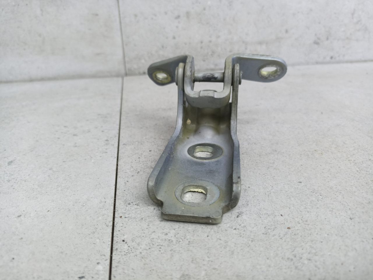 петля двери Chevrolet Cruze 1 поколение 2010, 13501712 - фото №1