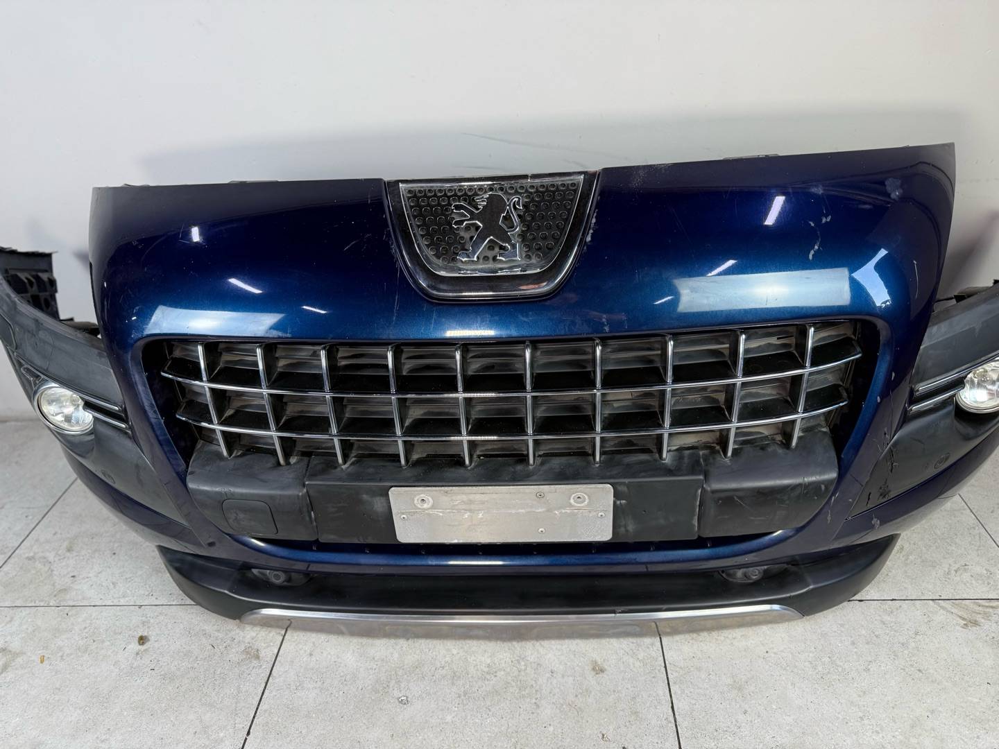 Бампер передний в сборе  Peugeot 3008 1 2011 Марка: PeugeotМодель: 3008Год: 2011Кузов: 1,  T84EНомер и производитель: 7401RZ Peugeot / CitroenКросс-номера: 7401RZ,  742287,  7452YP,  9685098077,  9684350277,  6438AS,  6438AT,  742294,  9686220177 Бампер п