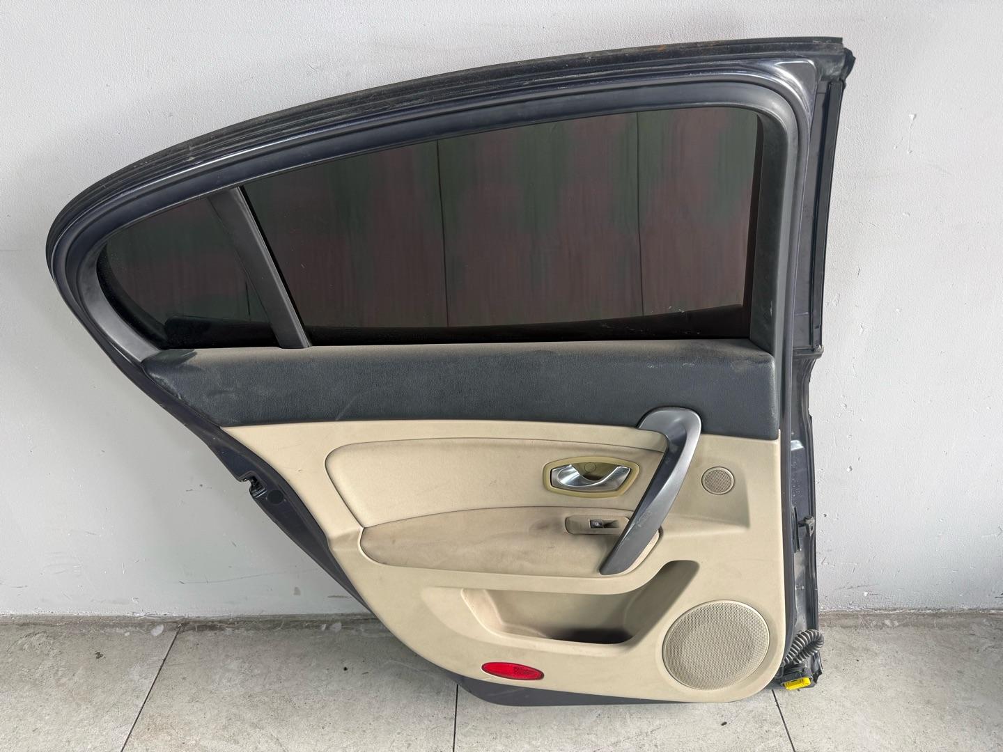 Дверь Renault Latitude 2.0 2013 задняя левая (б/у)ВСБОРЕ Марка: RenaultМодель: LatitudeГод: 2013Двигатель: 2.0Номер и производитель: 821013087R Renault  Renault Latitude 1 поколение 2010 - 2015 (L70) Латитюд Латитьюд