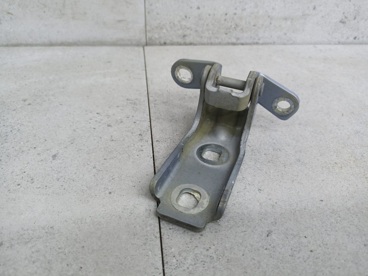 петля двери Chevrolet Cruze 1 поколение 2010, 13501711 - фото №1