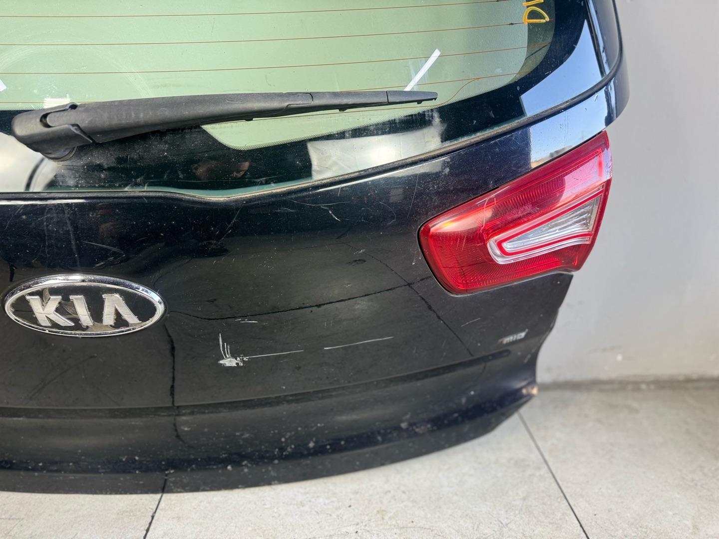 Крышка багажника  Kia Sportage 3 (б/у) есть дефекты смотри фото Марка: KiaМодель: SportageКузов: 3Номер и производитель: 73700-3W010 Hyundai-KIAКросс-номера: 737003w010