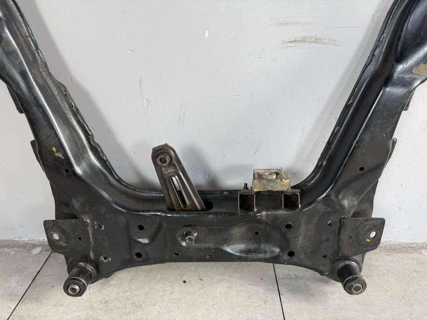 Подрамник Nissan XTrail T31 QR25DE 2007-2015 передний (контракт)Марка: NissanМодель: XTrailГод: 2007-2015Кузов: T31Двигатель: QR25DEНомер и производитель: 54400-JG31B NissanОригинальная балка (подрамник передний). Nissan X-trail T31 MR20 (2.0 литра)Nissan