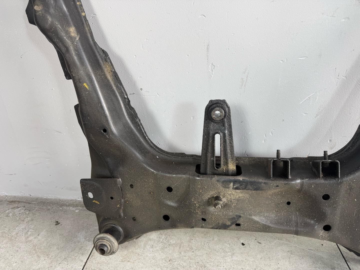 Подрамник Nissan XTrail T31 QR25DE 2007-2015 передний (контракт)Марка: NissanМодель: XTrailГод: 2007-2015Кузов: T31Двигатель: QR25DEНомер и производитель: 54400-JG31B NissanОригинальная балка (подрамник передний). Nissan X-trail T31 MR20 (2.0 литра)Nissan