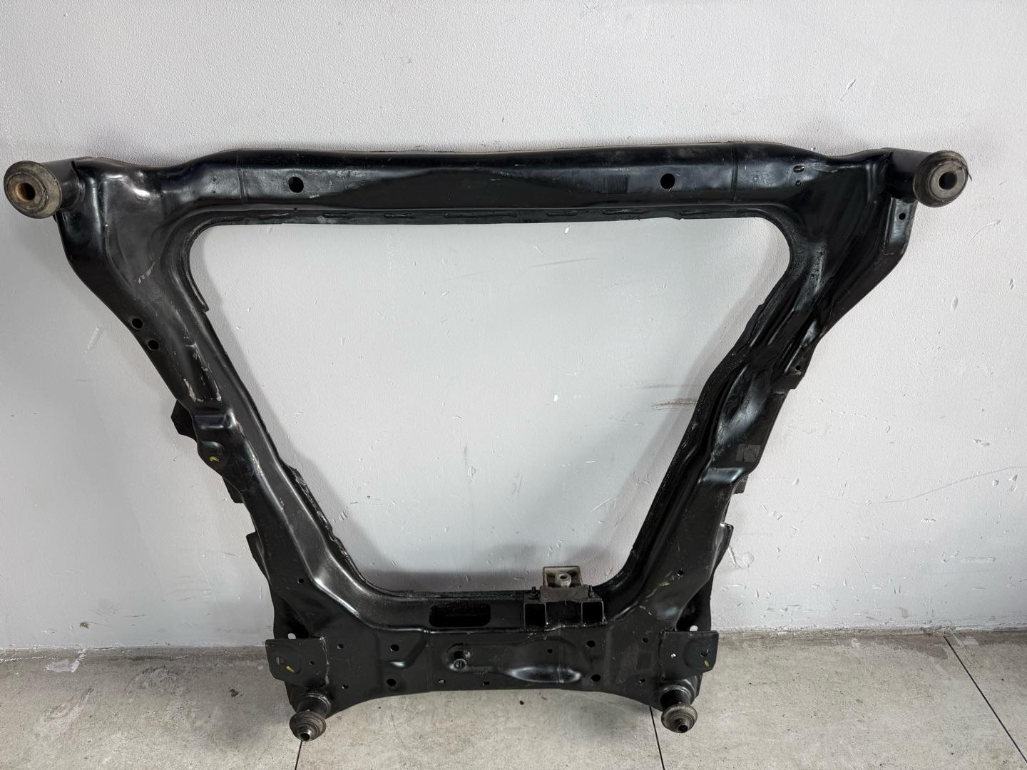 Подрамник Nissan XTrail T31 QR25DE 2007-2015 передний (контракт)Марка: NissanМодель: XTrailГод: 2007-2015Кузов: T31Двигатель: QR25DEНомер и производитель: 54400-JG31B NissanОригинальная балка (подрамник передний). Nissan X-trail T31 MR20 (2.0 литра)Nissan