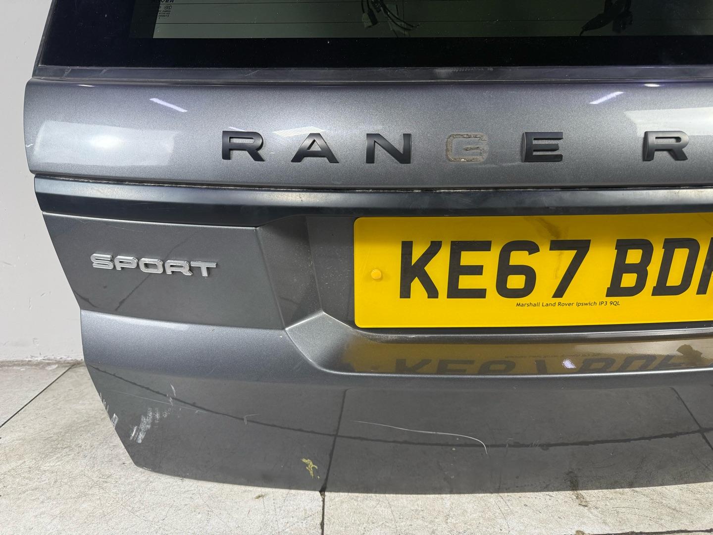 Крышка багажника Range Rover Sport L494 2013+ (б/у) в сборе без замка и камеры Марка: RANGE ROVERМодель: SPORT Год: 2013+Кузов: L494 LR044396Номер и производитель: LR044396 RANGE ROVERКросс-номера: DPLA40010AE8LML LR055919 DPLA40010AF8LML LR079300 GK62400