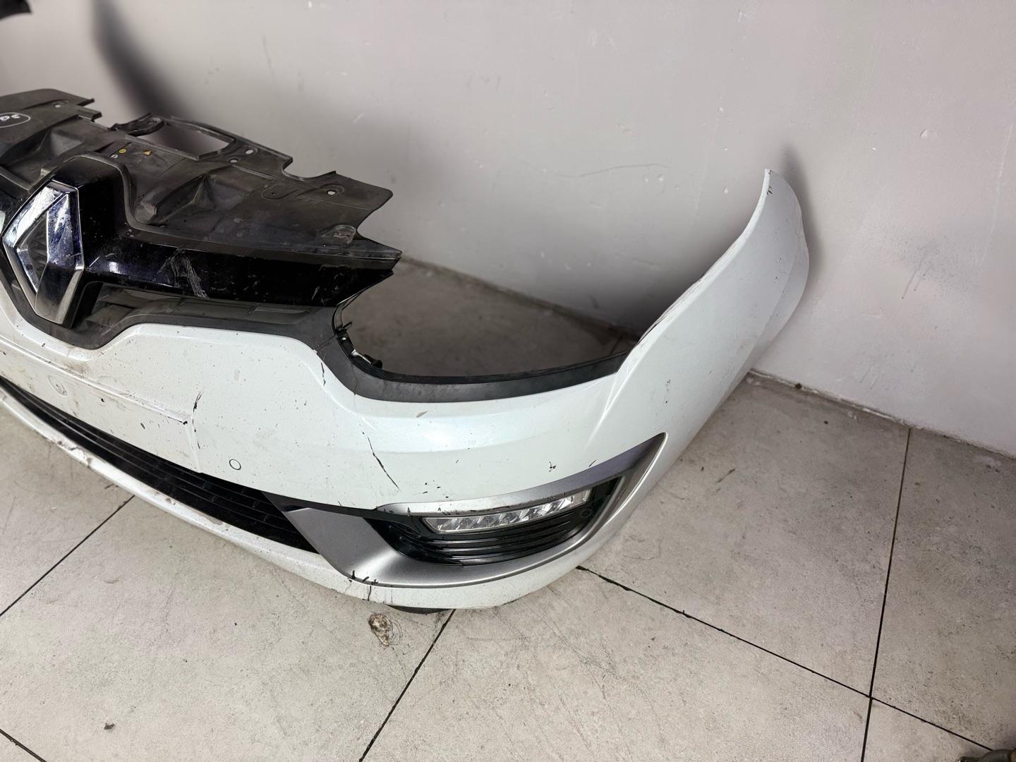 Бампер передний в сборе Renault Megane III 2013-2016 2 рестайлинг ЕСТЬ ДЕФЕКТЫ  ​В сборе с решетка центральная,  дхо туманки Led  и др детали на фото ЦЕНА С УЧЕТОМ ВСЕХ ДЕФЕКТОВ  ​ Бампер передний для Renault Megane 3 2013,  2014,  2015,  2016 620220055R 