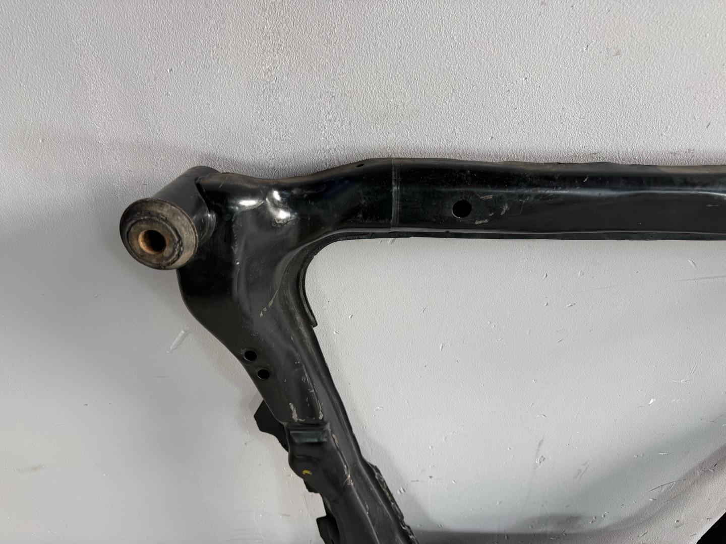 Подрамник Nissan XTrail T31 QR25DE 2007-2015 передний (контракт)Марка: NissanМодель: XTrailГод: 2007-2015Кузов: T31Двигатель: QR25DEНомер и производитель: 54400-JG31B NissanОригинальная балка (подрамник передний). Nissan X-trail T31 MR20 (2.0 литра)Nissan