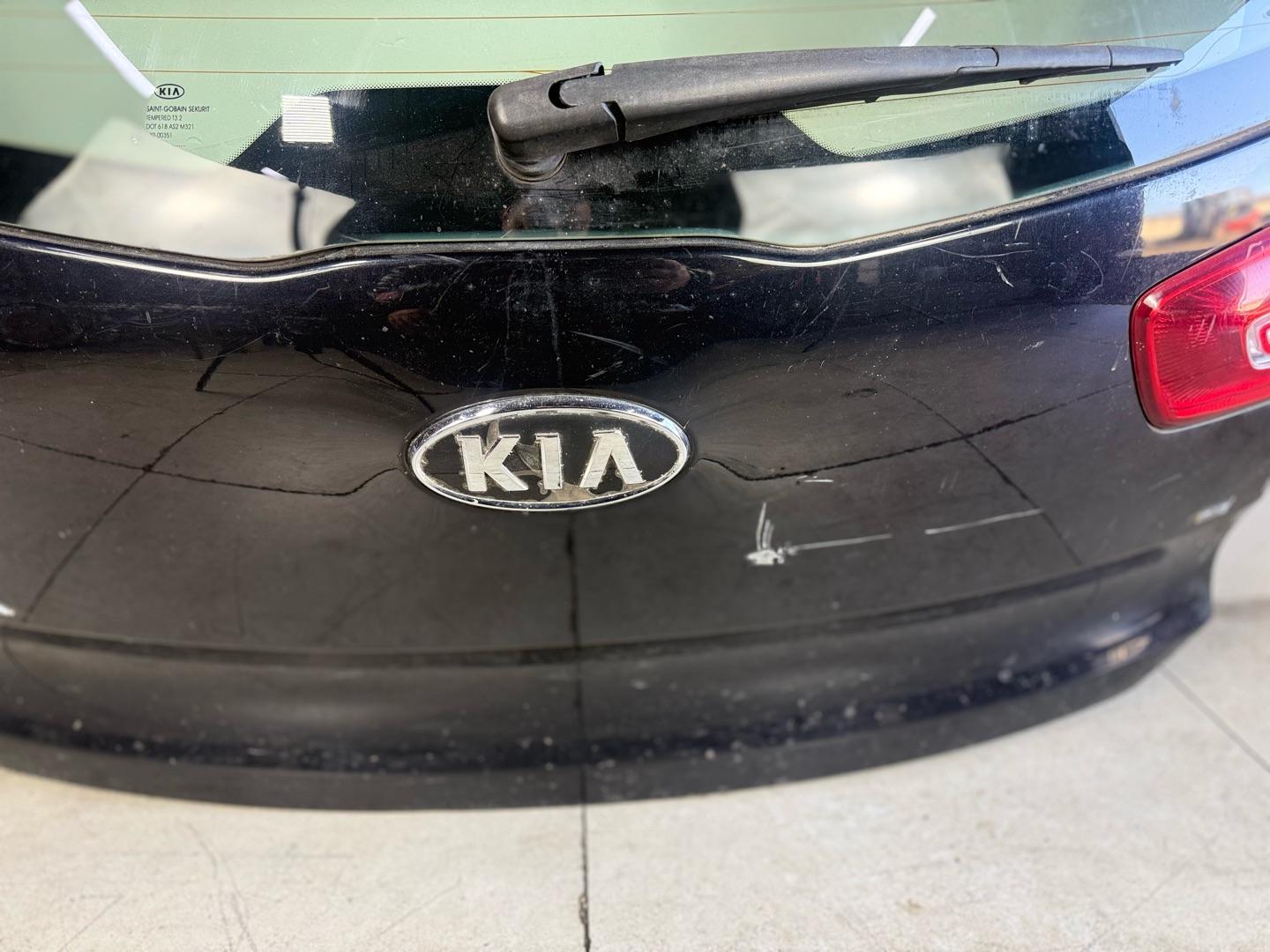 Крышка багажника  Kia Sportage 3 (б/у) есть дефекты смотри фото Марка: KiaМодель: SportageКузов: 3Номер и производитель: 73700-3W010 Hyundai-KIAКросс-номера: 737003w010