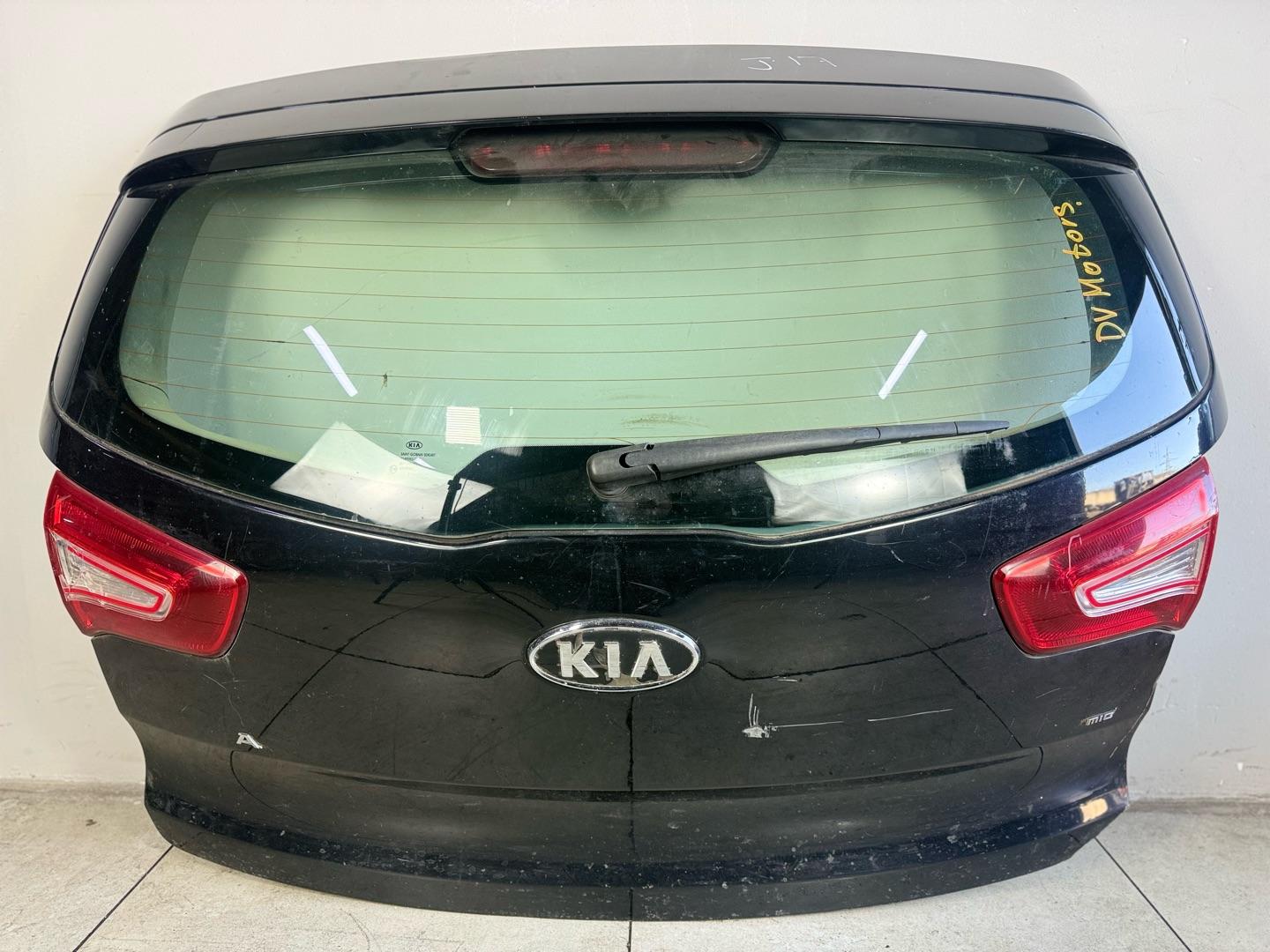 Крышка багажника  Kia Sportage 3 (б/у) есть дефекты смотри фото Марка: KiaМодель: SportageКузов: 3Номер и производитель: 73700-3W010 Hyundai-KIAКросс-номера: 737003w010