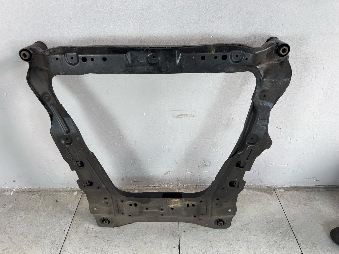 Подрамник Nissan XTrail T31 QR25DE 2007-2015 передний (контракт)Марка: NissanМодель: XTrailГод: 2007-2015Кузов: T31Двигатель: QR25DEНомер и производитель: 54400-JG31B NissanОригинальная балка (подрамник передний). Nissan X-trail T31 MR20 (2.0 литра)Nissan