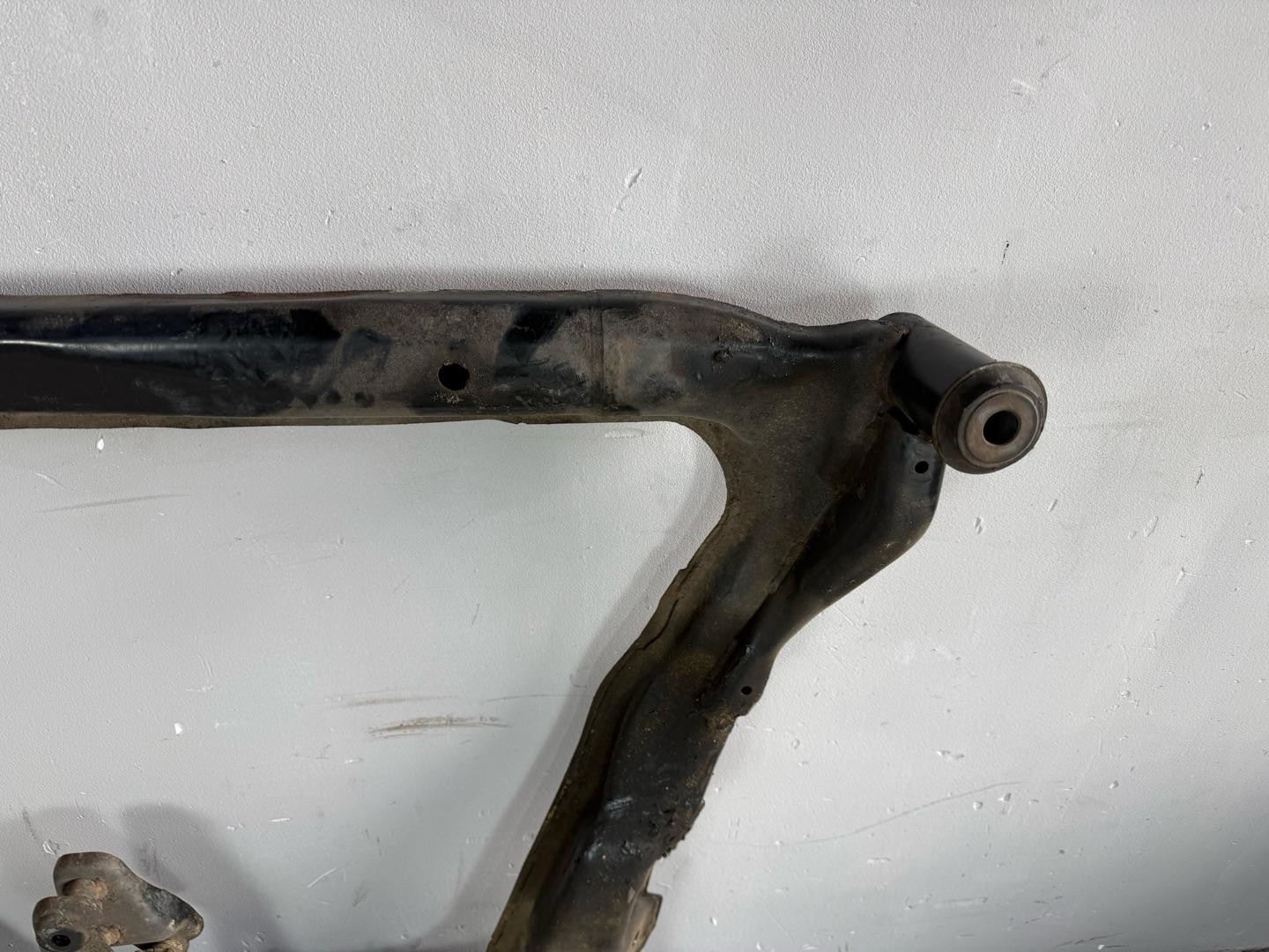Подрамник Nissan XTrail T31 QR25DE 2007-2015 передний (контракт)Марка: NissanМодель: XTrailГод: 2007-2015Кузов: T31Двигатель: QR25DEНомер и производитель: 54400-JG31B NissanОригинальная балка (подрамник передний). Nissan X-trail T31 MR20 (2.0 литра)Nissan