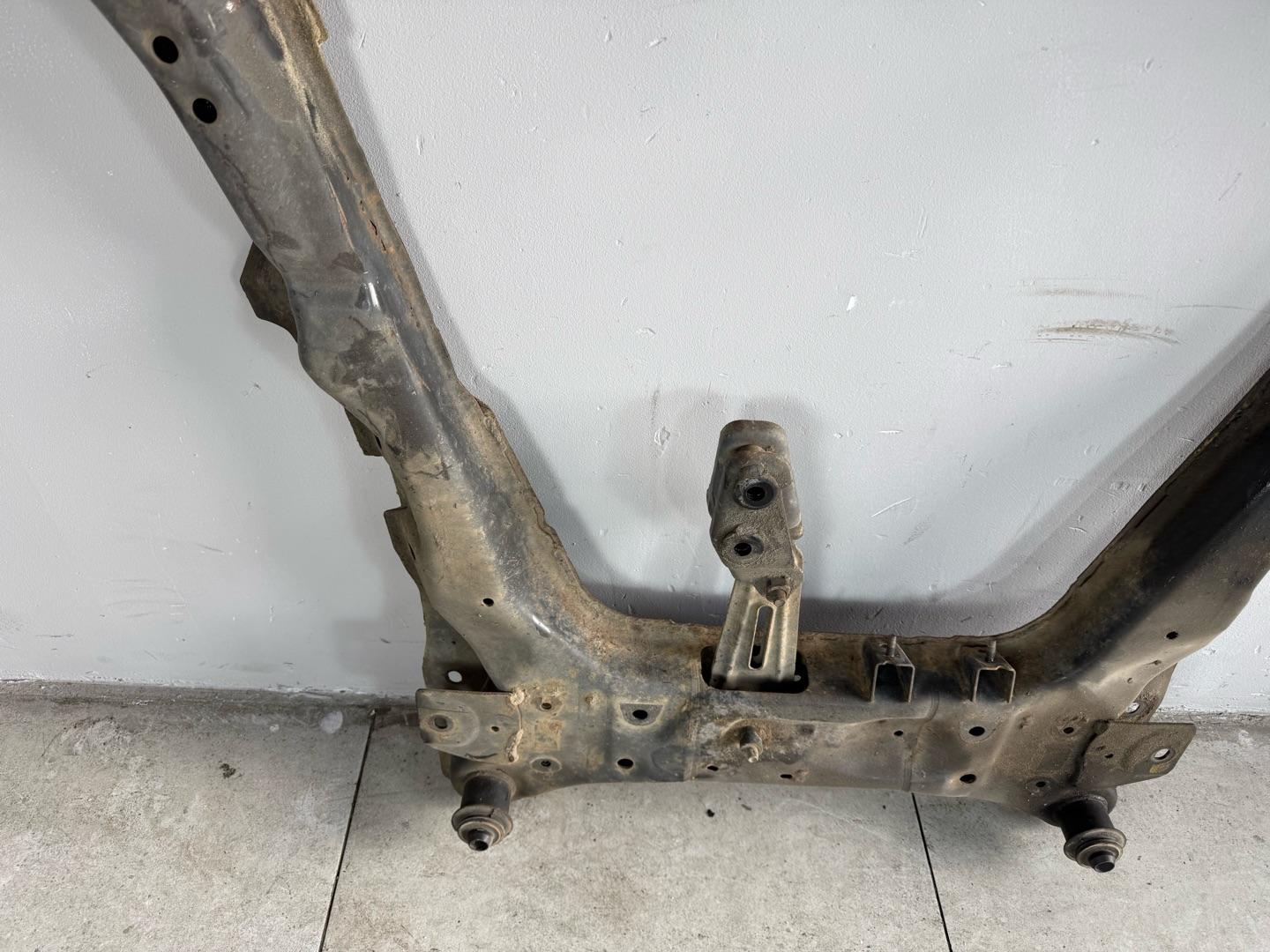 Подрамник Nissan XTrail T31 QR25DE 2007-2015 передний (контракт)Марка: NissanМодель: XTrailГод: 2007-2015Кузов: T31Двигатель: QR25DEНомер и производитель: 54400-JG31B NissanОригинальная балка (подрамник передний). Nissan X-trail T31 MR20 (2.0 литра)Nissan