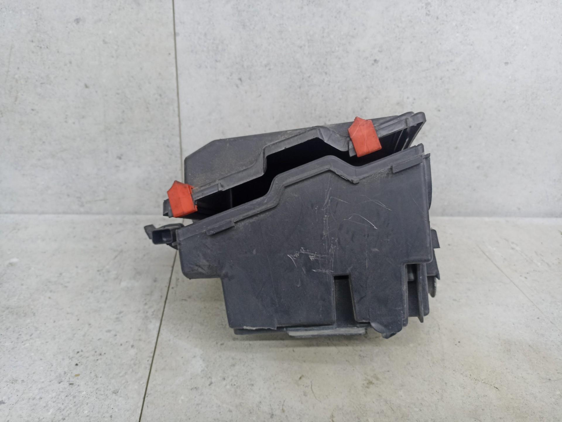 Корпус блока предохранителей Peugeot 308 Т9 Citroen C4 grand picasso 2 9h05