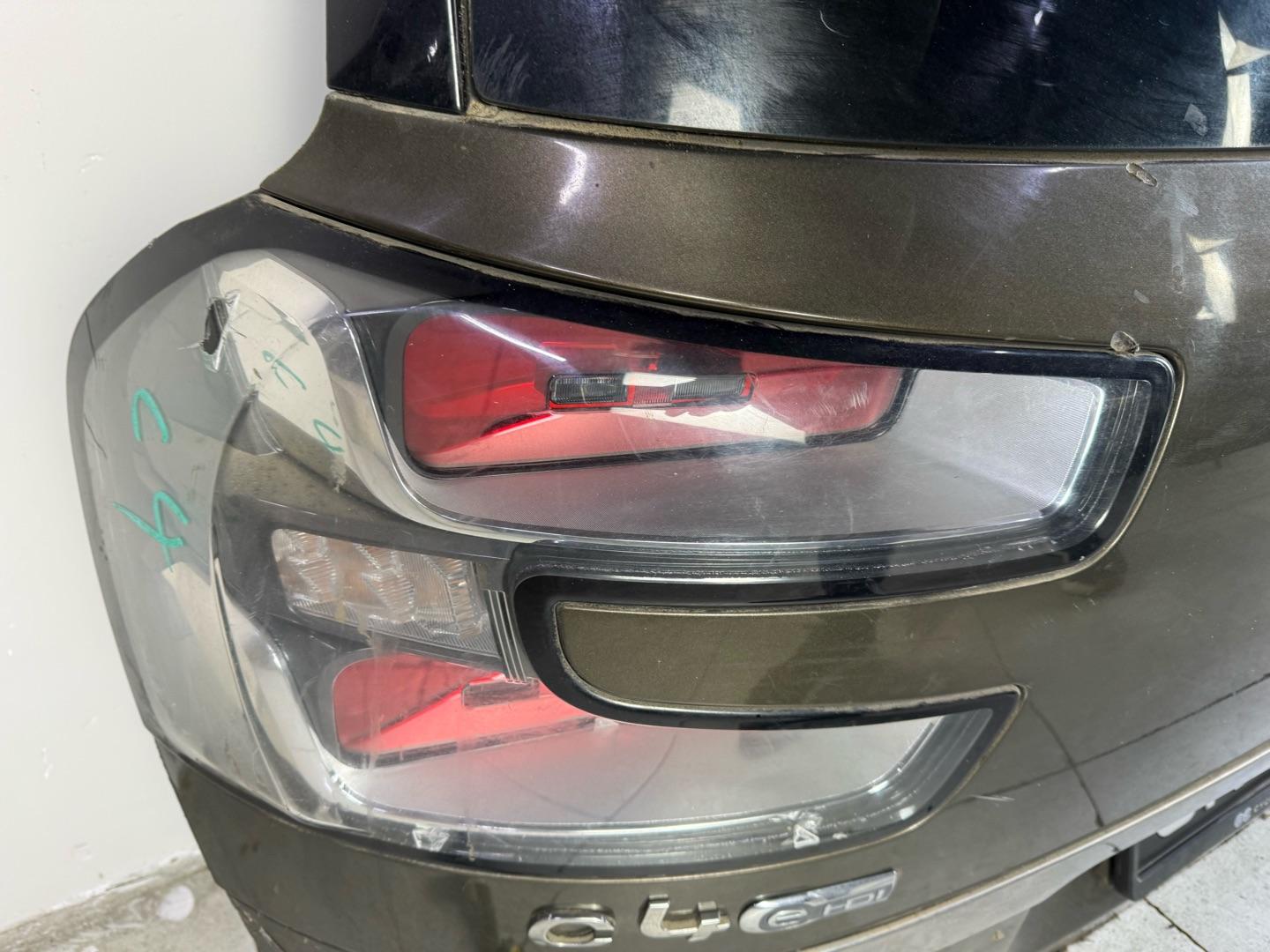 Крышка багажника Citroen C4 Picasso Grand 2015 (контракт)Марка: CitroenМодель: C4 Picasso GrandГод: 2015Номер и производитель: 1609401680 Peugeot / CitroenКросс-номера: 1609402680,  1609401680