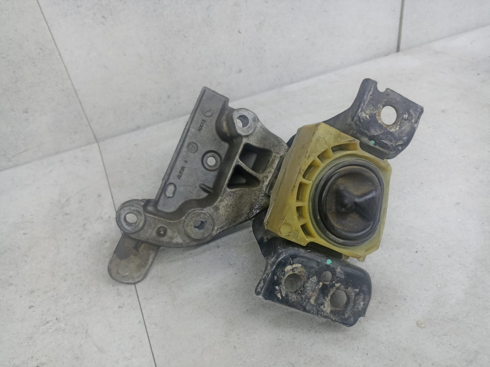 Подушка двигателя правая Renault Duster f4r