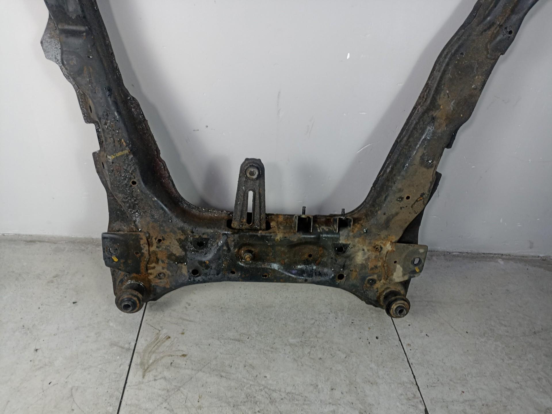 Подрамник двигателя Nissan X-Trail T31 QR25DE QR25 Подрамник Nissan X-Trail T31 2.0  (б/у) Задние Сайлентблоки нужно менять.Марка: NissanМодель: X-TrailКузов: t31Двигатель: 2.0Номер и производитель: 54400-JG00A NISSANКросс-номера: 54400-JG01B
