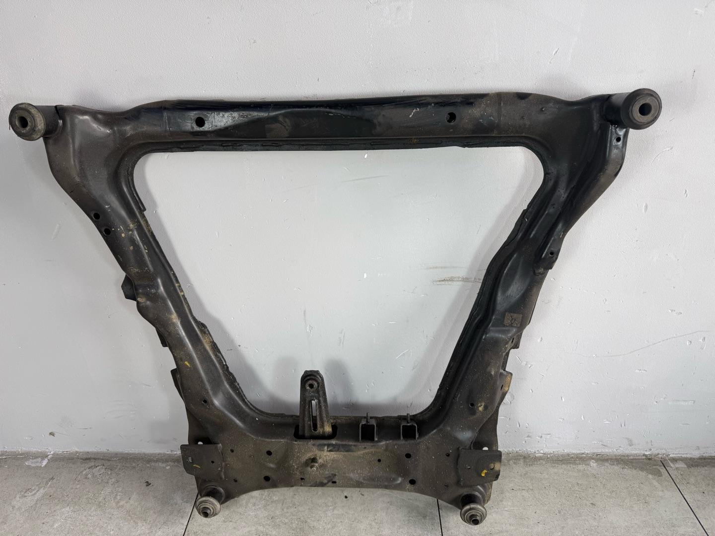 Подрамник Nissan XTrail T31 QR25DE 2007-2015 передний (контракт)Марка: NissanМодель: XTrailГод: 2007-2015Кузов: T31Двигатель: QR25DEНомер и производитель: 54400-JG31B NissanОригинальная балка (подрамник передний). Nissan X-trail T31 MR20 (2.0 литра)Nissan