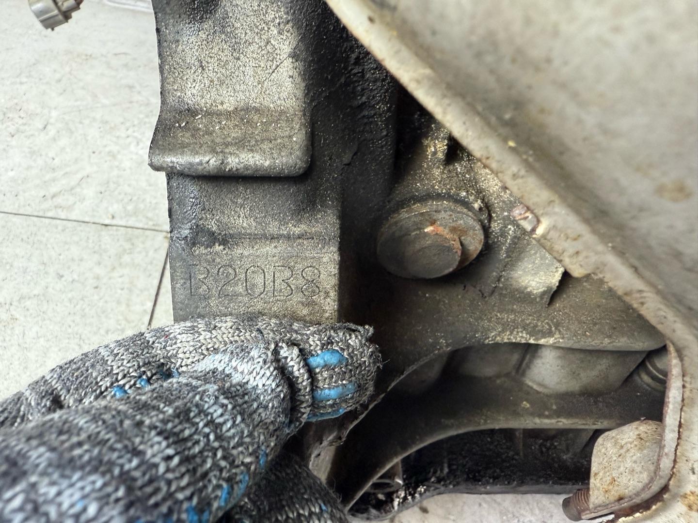 Двигатель Honda CR-V 1 B20B 1996-2002 (контракт)Марка: HondaМодель: CR-V 1Год: 1996-2002Двигатель: B20BНомер и производитель: 19000F0010 Honda Двигатель подходит:Honda CR-V 1 поколение 1995 - 2001 RD (RD1,  RD2) двигатель B20B (2.0 Б)Хонда ЦР-В,  ЦРВ,  ЦР