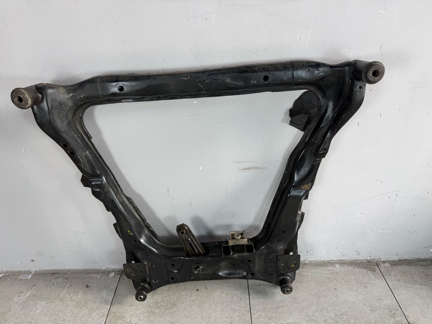 Подрамник Nissan XTrail T31 QR25DE 2007-2015 передний (контракт)Марка: NissanМодель: XTrailГод: 2007-2015Кузов: T31Двигатель: QR25DEНомер и производитель: 54400-JG31B NissanОригинальная балка (подрамник передний). Nissan X-trail T31 MR20 (2.0 литра)Nissan