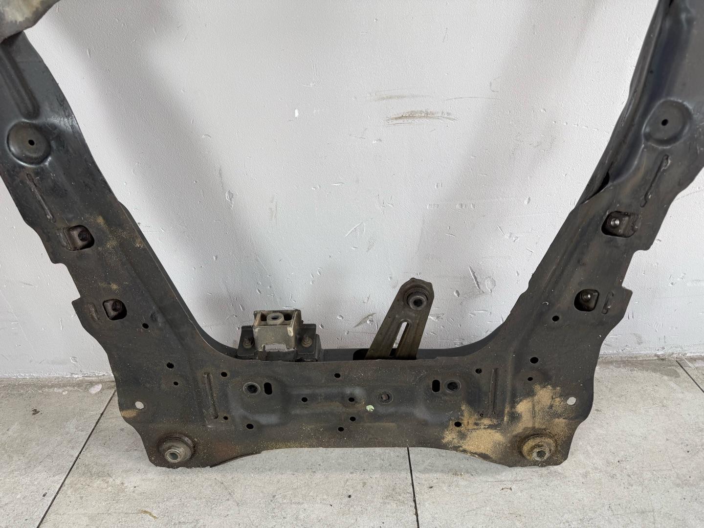 Подрамник Nissan XTrail T31 QR25DE 2007-2015 передний (контракт)Марка: NissanМодель: XTrailГод: 2007-2015Кузов: T31Двигатель: QR25DEНомер и производитель: 54400-JG31B NissanОригинальная балка (подрамник передний). Nissan X-trail T31 MR20 (2.0 литра)Nissan