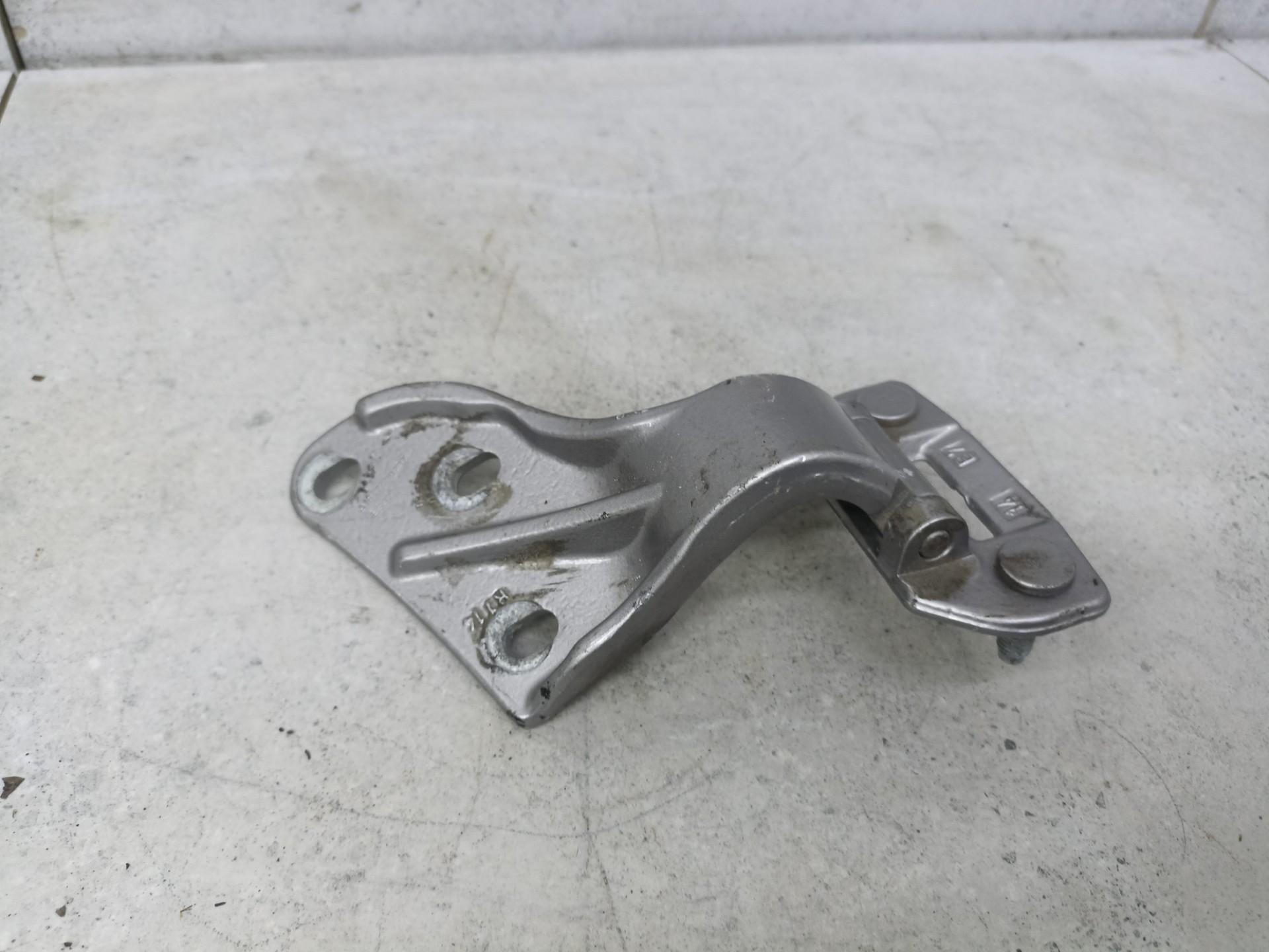 Петля багажника правая Mercedes M W164