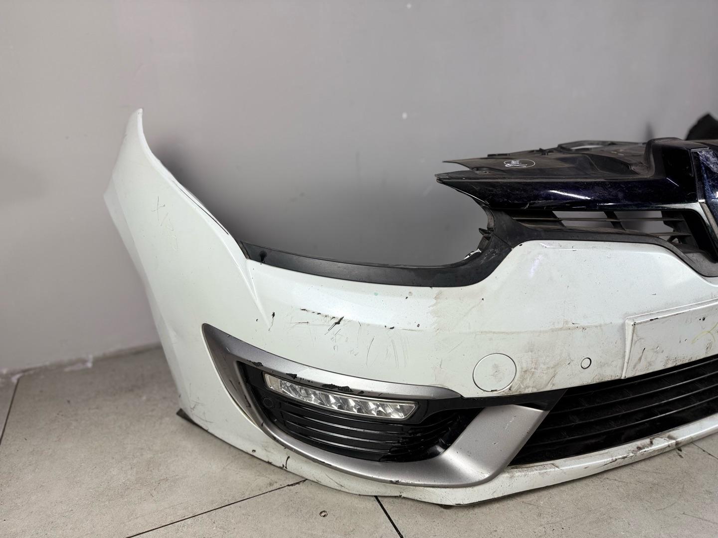 Бампер передний в сборе Renault Megane III 2013-2016 2 рестайлинг ЕСТЬ ДЕФЕКТЫ  ​В сборе с решетка центральная,  дхо туманки Led  и др детали на фото ЦЕНА С УЧЕТОМ ВСЕХ ДЕФЕКТОВ  ​ Бампер передний для Renault Megane 3 2013,  2014,  2015,  2016 620220055R 