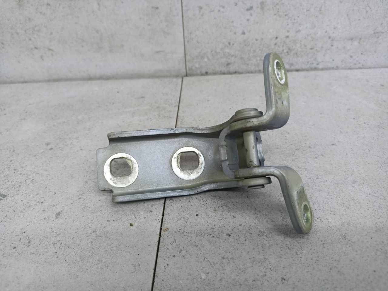 петля двери Chevrolet Cruze 1 поколение 2010, 13501711 - фото №1