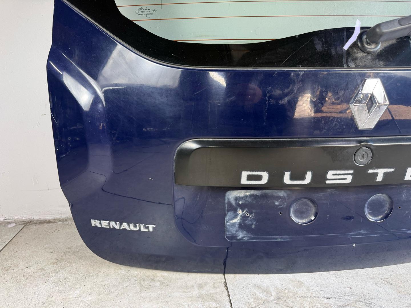 КРЫШКА БАГАЖНИКА В СБОРЕ  !!!  Ориг. номер: 901001386R Производитель: RENAULT Совместимости: Renault Duster I (2010—2015),  Renault Duster I рестайлинг (2015—2021)