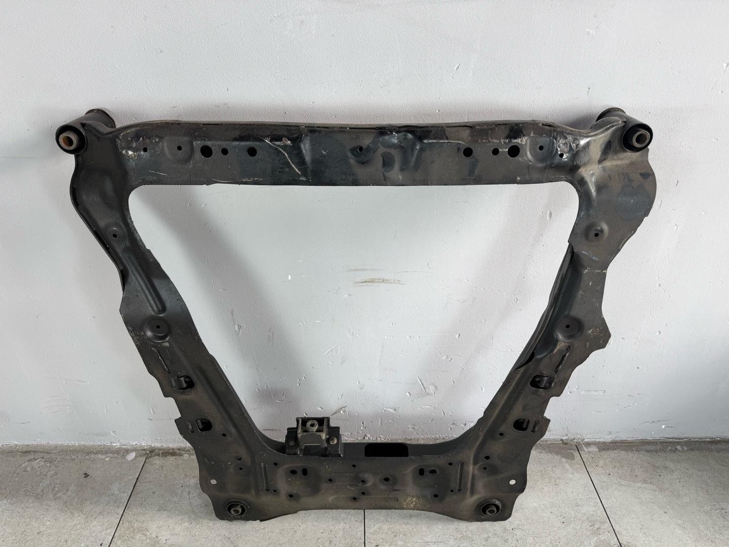 Подрамник Nissan XTrail T31 QR25DE 2007-2015 передний (контракт)Марка: NissanМодель: XTrailГод: 2007-2015Кузов: T31Двигатель: QR25DEНомер и производитель: 54400-JG31B NissanОригинальная балка (подрамник передний). Nissan X-trail T31 MR20 (2.0 литра)Nissan