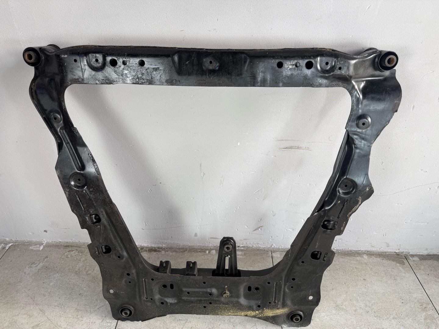 Подрамник Nissan XTrail T31 QR25DE 2007-2015 передний (контракт)Марка: NissanМодель: XTrailГод: 2007-2015Кузов: T31Двигатель: QR25DEНомер и производитель: 54400-JG31B NissanОригинальная балка (подрамник передний). Nissan X-trail T31 MR20 (2.0 литра)Nissan