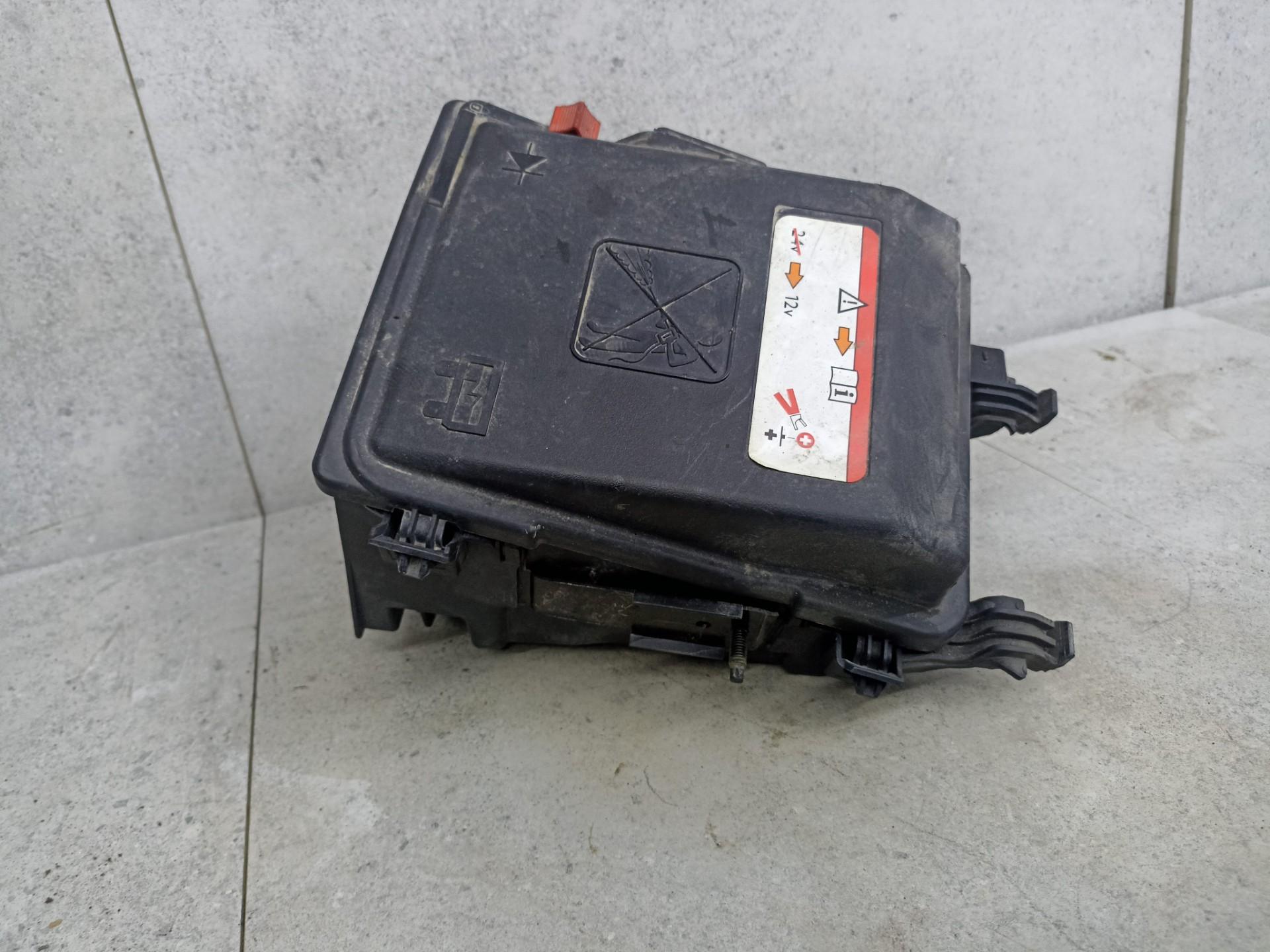 Корпус блока предохранителей Peugeot 308 Т9 Citroen C4 grand picasso 2 9h05
