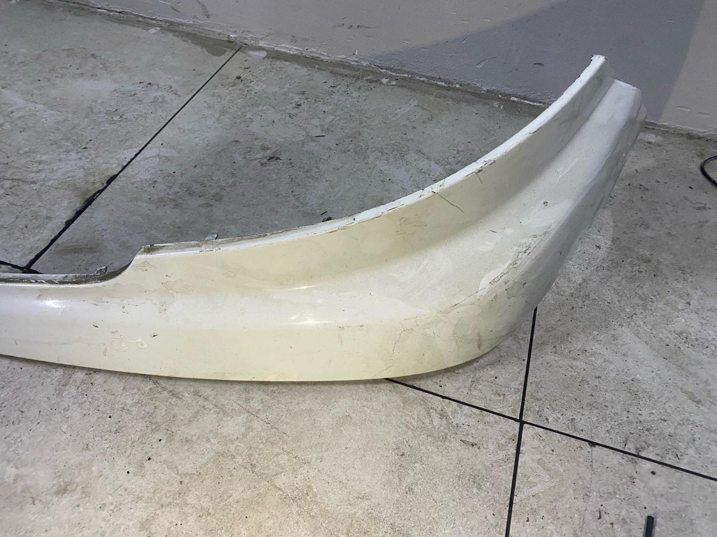 Решетка радиатора Opel Vivaro Осталась только нижняя белая часть,  самой решетки нет