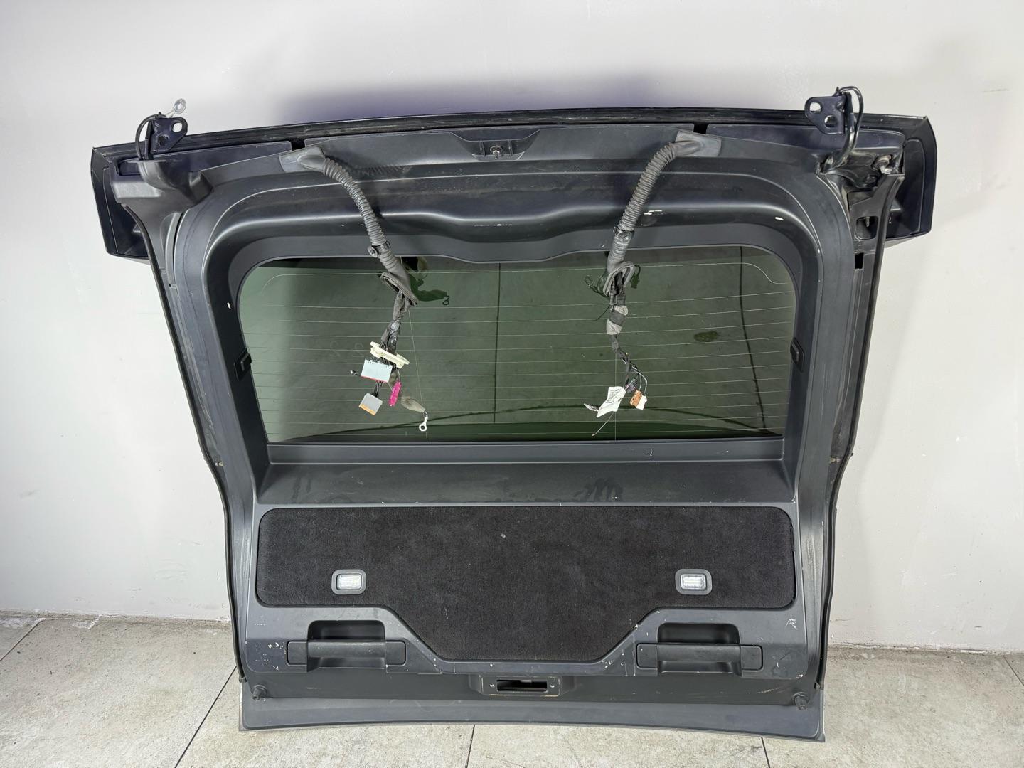 Крышка багажника Range Rover Sport L494 2013+ (б/у) в сборе без замка и камеры Марка: RANGE ROVERМодель: SPORT Год: 2013+Кузов: L494 LR044396Номер и производитель: LR044396 RANGE ROVERКросс-номера: DPLA40010AE8LML LR055919 DPLA40010AF8LML LR079300 GK62400